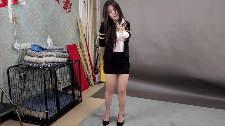 #随心原创 被绑架的女经理 椅子上的电击理疗服务.mp4