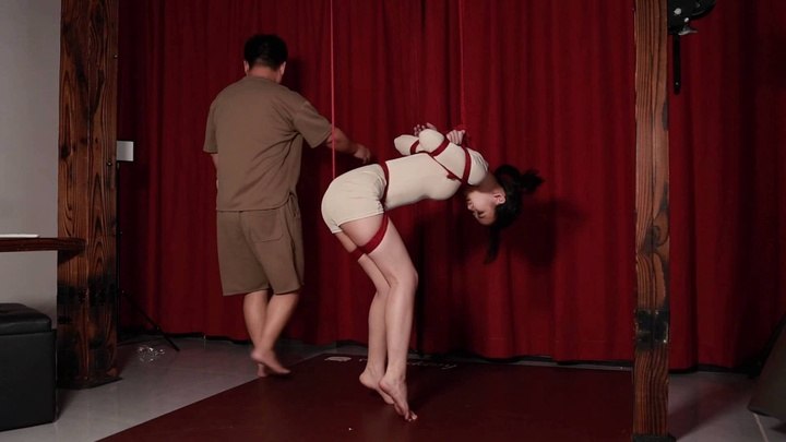 #路由紧缚 痛苦股绳 被捆住的女孩都是瘫软在地，除非牵动她的敏感部位