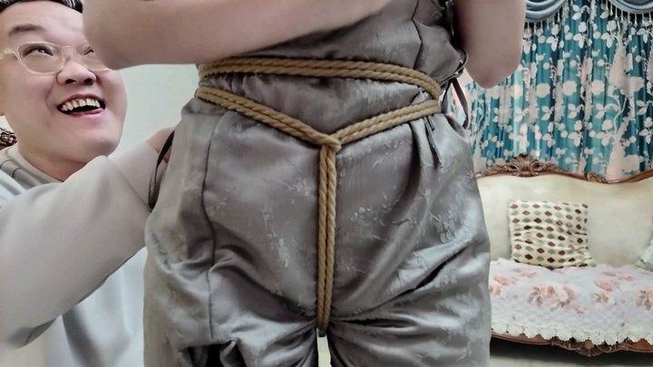 #枫叶工作室《尤物收藏夹·柠琪·似曾相识的送绑剧情》【旗袍灰丝】【五星蛇缚】【乌龙送绑】【放置挣扎】