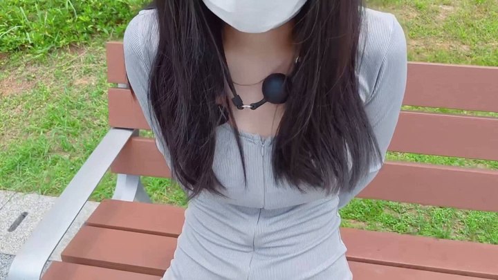 #馨滑射 烈日下电机加贝贝 浑身黏腻着汗水～双手反绑逛公园却路人围观 贝贝一直吸咀花穴只好把浪叫藏在口球下～好不容易回车上又是一顿抽插把小骚逼喂的饱饱的～.mp4