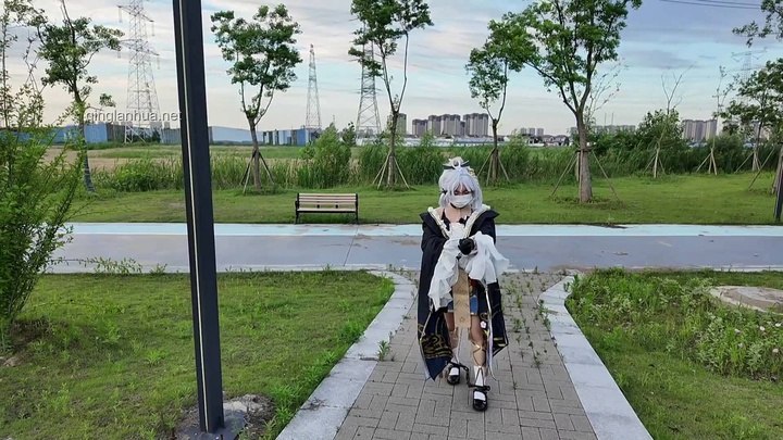 #苏苏 神里绫华户外露出换泳装三种姿势镣铐束缚＋滋袅＋JY全身.mp4