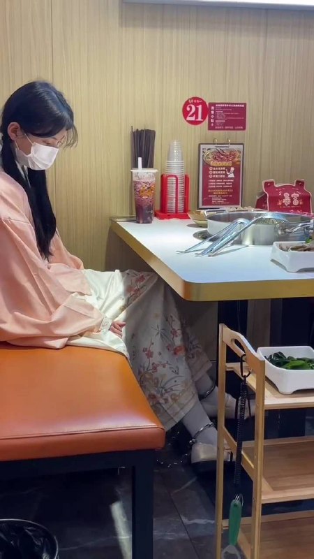 #布莱恩原创 18岁女高的四天镣铐生活（8）带着脚铐在商场吃饭 走路回家.mp4