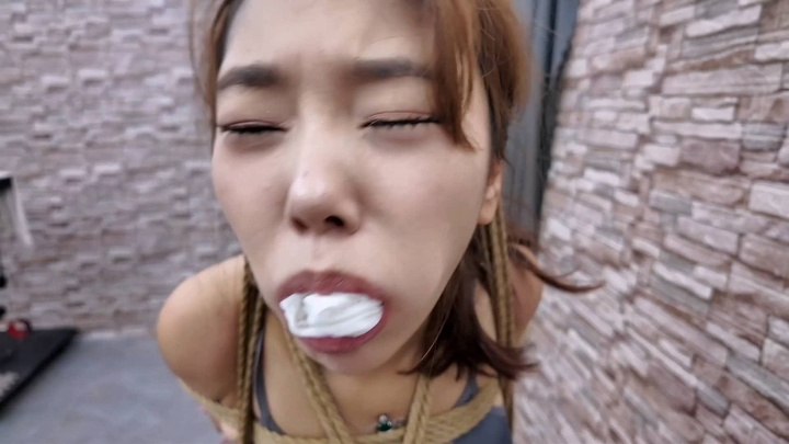 #牧遥缚影 捣蛋学生把美女老师禁锢在木马上,强迫老师做他的母狗,老师不从,学生变着花样就开始折磨老师