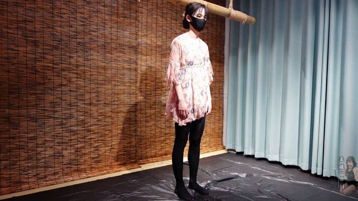 #美曦 变装的魅力《素人改造第十五期》可爱的伪娘小姐姐体验被紧紧束缚TK囚禁体验，吊缚、挠痒、鞭打、驷马、踢档、狗笼.mp4
