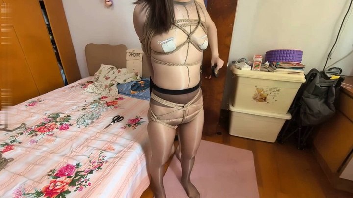 #我的媳妇 261弹、连身灰丝、假J深喉堵嘴、铁链强制固定拴脖、樱桃小嘴被塞的满满的、连续长达五分钟的胶带子夕、强制GC、胶狼电击.mp4