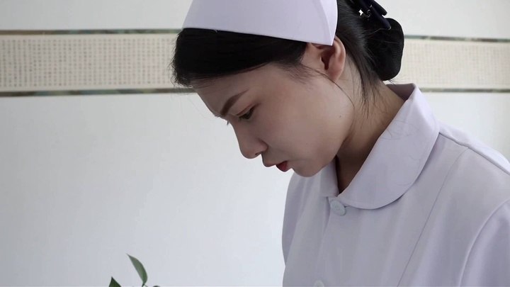 #得意客 【双人佳作】《你再看看你后面呢【上】》初雪X青蓝护士装互飚演技，倒霉卧底被美女雇佣兵桌下用脚玩弄~.mp4