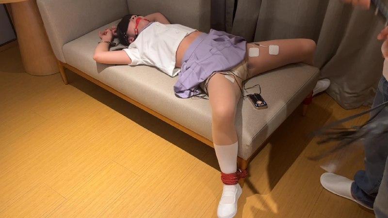 #臭脚妹妹【粉丝的体验之任人宰割的臭脚妹妹】JK+白一带+手铐+强制开脚+郊狼+SP+AV棒+强制GC+哭着求饶下载地址