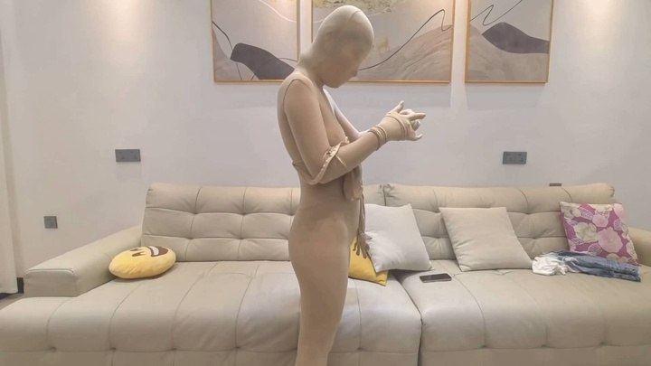 #FXX【ZENTAI】双层zentai 一层缝一层锁，一个人只能用支架记录了，在家太无聊想出去走走，给路人搭讪最后被尾随吓死了.mp4