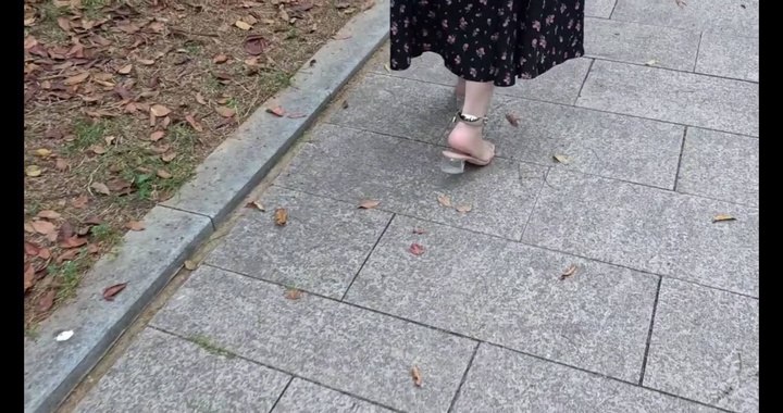 #爱抚 公园里的镣铐挑战任务---手铐脚铐锁住的肉丝碎花裙.mp4