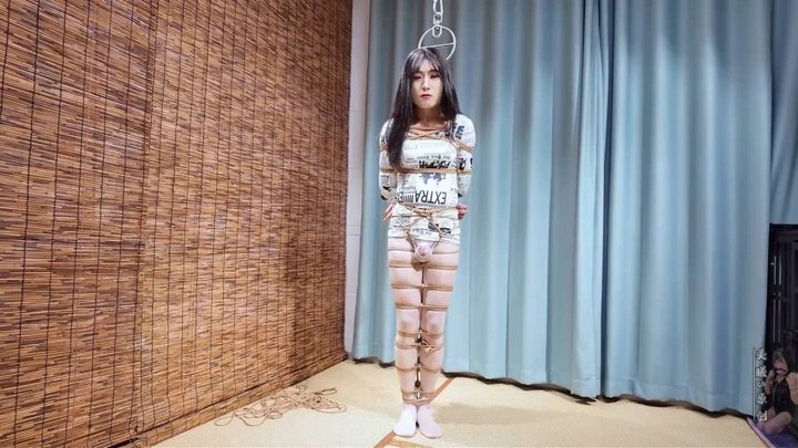 #美曦《TK敏儿伪娘锁奴》严厉的TK捆绑伪娘锁奴，全身紧缚吊绑，10厘米高跟鞋罚站，鞭打、高跟鞋踩踏、TK贞操锁、口球、原味丝袜、锁社.mp4