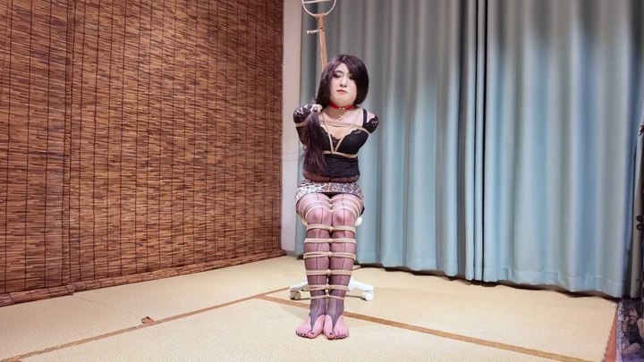 #美曦s 《定锁娘乳胶控制呼吸》穿着夹趾袜的锁娘全身捆绑在凳子上悠闲的坐着，接下来上道具直呼扛不住了，筷子夹舌强制流着口水，乳胶头套控制呼吸，全身极限被逼出来了，最后强....mp4