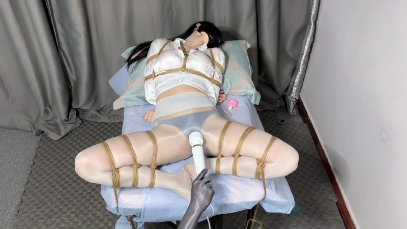 #进击的番茄【傲嫣强制地狱】紧缚肉货银色油亮舍宾丝袜分腿严厉禁锢蔷糕！胶带把嘴巴封死只能呜呜叫，麻绳紧缚固定拼命也无法挣脱，仙女棒全开强制不断，瞬间SHI润起来呻吟扭动忘下载地址