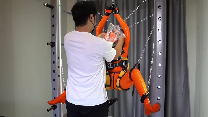 #闪闪工作室 主人，请把我一直吊到极限吧，我不会求饶的 简介：今年时雨的生日，我问她想怎样过她回复我：捆绑，悬吊，K9，炮机，呼吸训练对于她的生日愿望我是一定要实现的，不过捆绑和K9就留在晚上切蛋糕的时候，白天先把其他完成了于是，穿上了囚犯胶衣的时雨，被我吊在龙门架，双脚叉开吊起，是一个非常适合使用的姿势据时雨说悬空的体验很特别，有一点似有似无的挣扎感呼吸训练的首选必定是塑料袋二氧化碳耐受，这次加上了阀门让她偶尔休息确实空中的挣扎十分好看，在她被呼控的同时也能随意刺激全身，增加训练强度在开口器的作用下，塑料袋里已经汪洋一片，拆开袋子时口水像缺堤般倒出这个动作，不论是使用震动玩具还是炮机都非常方便炮机和电控呼吸阀同时使用，两手分别拿着遥控器，彷佛是游戏机的操纵手柄最后时雨用颤颤巍巍的声音说，她要被玩坏了一共悬吊了两个小时，中途没有休息，历经了数次糕朝，忍受了无法呼吸的折磨，因为胶衣和悬吊还留下了更深的血痕纵使这样时雨依旧乐意接受，晚上还有一场折磨等着她