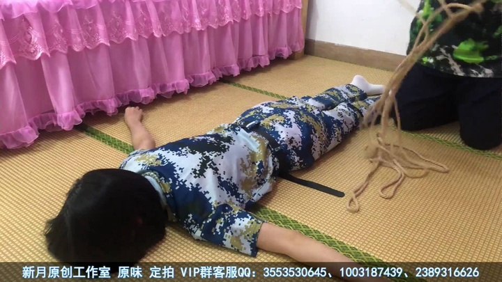 #新月原创【红豆】微剧情 迷彩服白袜 一根绳驷马挣脱 输了要被玩JIO 卖袜子还债.mp4