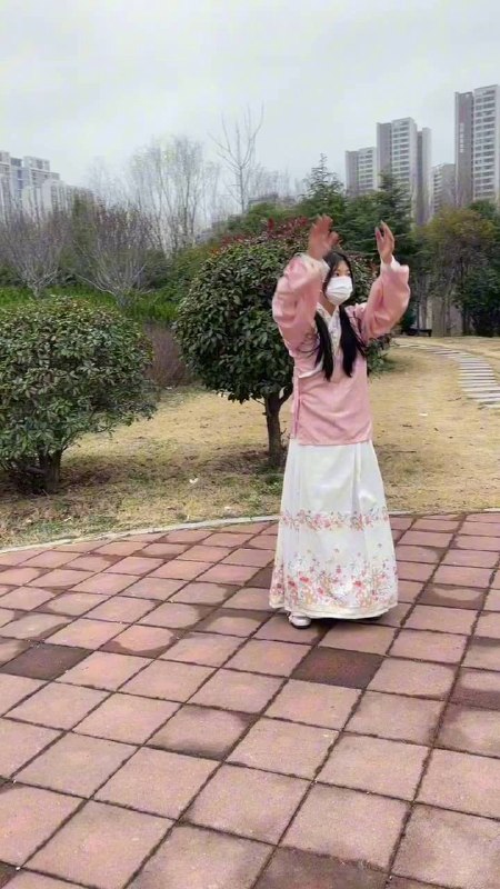 #布莱恩原创 18岁女高的四天镣铐生活（2）适应重镣，公园2公里走路镣责.mp4