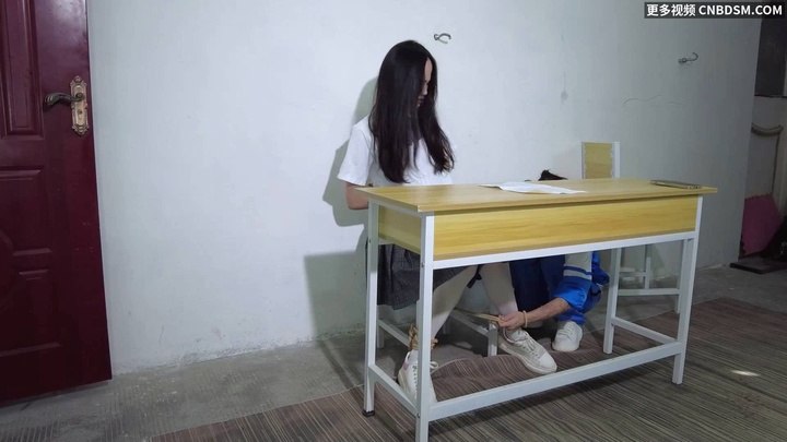 #樱束原创《校园霸凌》坏女生因为一点小摩擦就到女同学班里霸凌她将她捆绑在椅子上羞辱!女孩实在憋不住尿失禁了奔溃大哭被哥哥解救！哥哥绑来坏女生扒衣脱裤抽打屁屁棒棒玩弄强G羞辱她！让她也尝尝憋尿失禁的羞.mp4