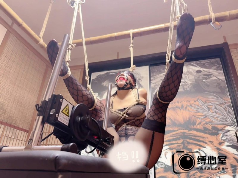 #缚心室 强度拉满！黑丝小美女吊缚大挑战（上），挑战连续在四种姿势下分别玩到喷水，炮机+AV棒强力输出，最终完全脱力瘫软下载地址