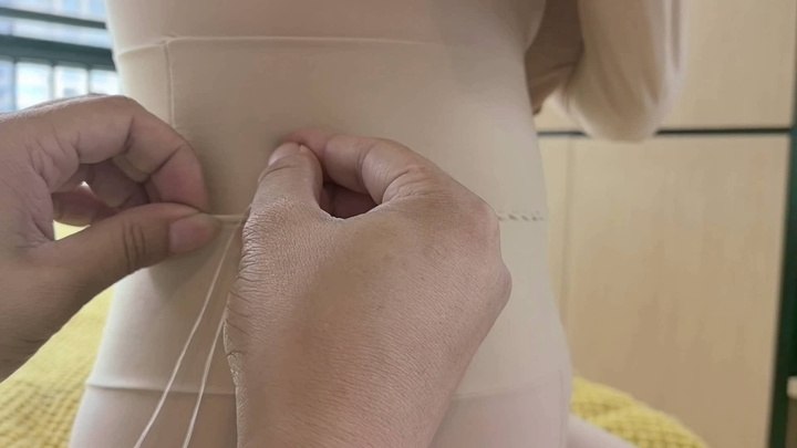#FXX ◤缝制丝袜全包◢真空袋的极限挣扎尖叫吓得我怕别人过来敲门，含假Y狗头套K9爬行求主人摸摸 舔吹假Ysao得受不了，紧缚挣扎自救，用蛮力只会苦了自己全身都是勒痕，含丝深H口，射....mp4