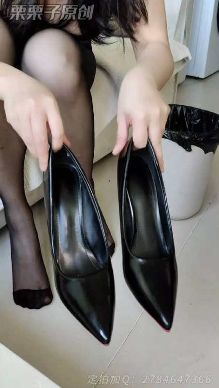 #栗栗子原创《自缚的M女秘书 上》 户外强高、户外调教、带快乐蛋、G塞逛超市，虐足、强高失禁到瓶子里、衬衫、OL、女秘书、包臀裙、黑丝、高跟鞋.mp4