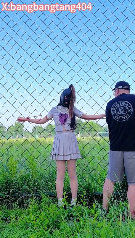 #糖糖工作室（户外暴露强制高潮）水手服伪娘被十字固定在废弃球场拦网上，贞操锁+震动棒独自高潮，被路人发现全程.mp4
