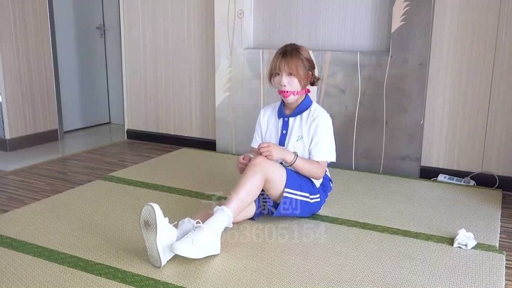 #子衿原创 绾绾学生装镣铐口球.mp4