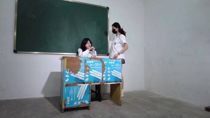 #樱束原创《报复我的老师》学生被老师单独批评教育要求请家长，学生不服气给老师水里下药迷晕捆绑折磨羞辱老师！扒衣露乳跳D刺激！棒棒震动多次强G羞辱！老师自救挣扎摔倒无助呻.mp4