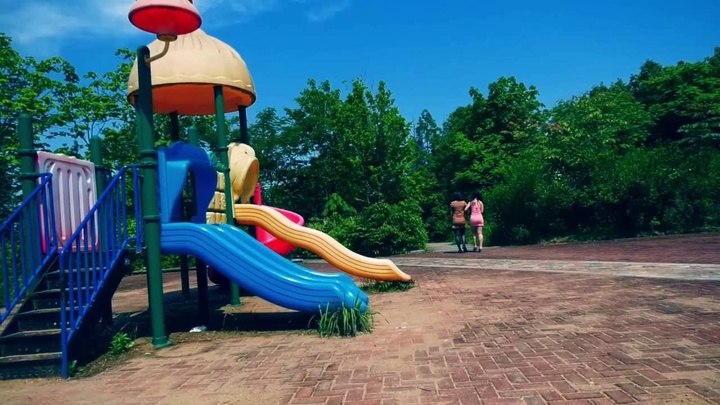 #胜景《深山囚徒》上集 两个漂亮的女孩在深山游玩误入人贩组织的地界被绑架囚禁在绅士地牢中.mp4
