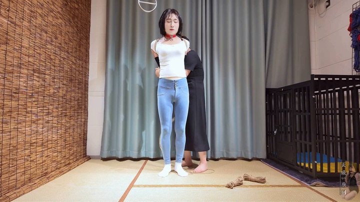 #美曦s《欧式并肘直臂驷马挣扎放置》丝袜套头、 连体口球、紧身牛仔裤白袜放置挣扎，30分钟极限痛苦绝望的挣扎放置
