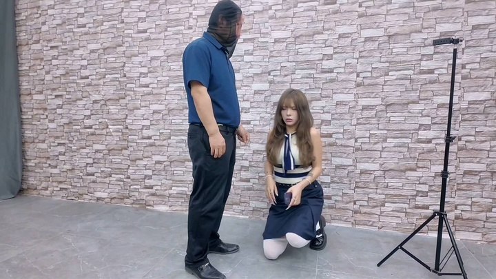 #李大侠原创 美少女曼妮正在搞直播时被绑架,绑匪对其实行残无人道的绞杀手段至其身亡.mp4