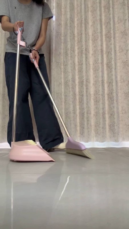 #布莱恩原创 在家体验手铐脚镣的女大学生，初次戴镣铐.mp4