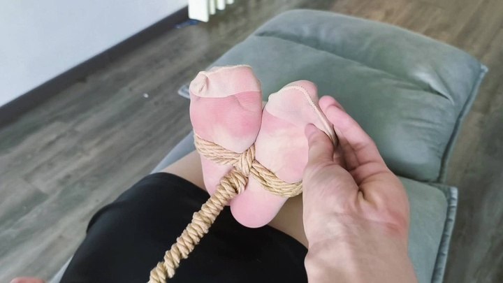 #禾一原创《拍卖》丝袜加裸足 连脚趾都不放过 紧缚驷马放置拍卖~