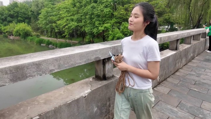 #龙飞绳艺 小仙女挑战 找陌生人把她捆绑起来 多次失败 最后成功 真刺激.mp4