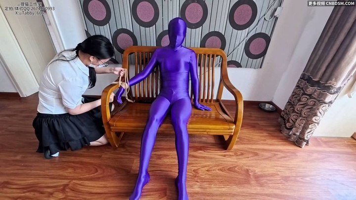 #狸猫工作室 zentai外面勒口球，yw捂脸，口水湿润脸庞，泳帽窒息中gc.mp4