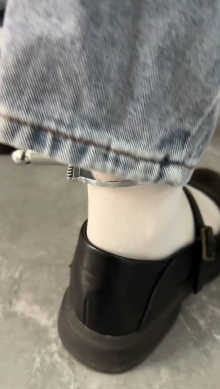 #布莱恩原创 JK水手服女孩挑战手铐锁脚两天！带脚铐坐地铁.mp4