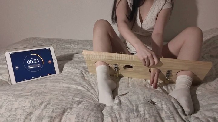 #kiki 戴木枷镣铐限时逃脱.mp4