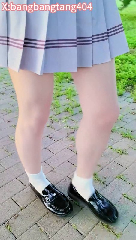 #糖糖工作室（清晨荒野球场绑架实录）水手服伪娘被牵狗链牵到长椅M腿固定，TK+震动棒贞操锁强制高潮+掀裙暴露.mp4