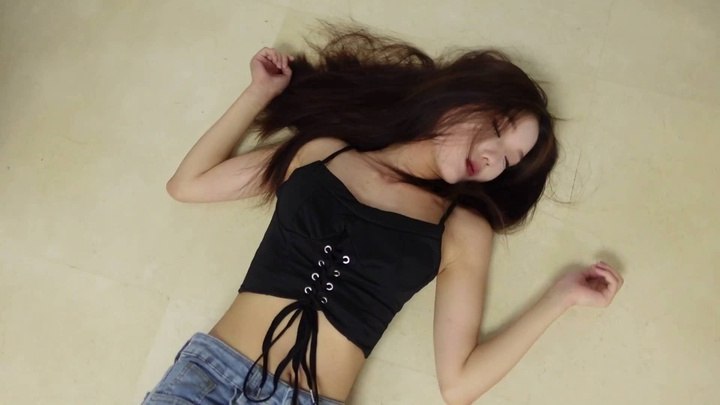 #树屋轻调 灵灵被时停迷晕后玩弄四色袜子.mp4